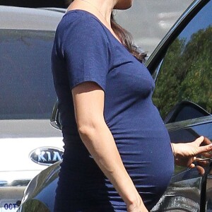 Mila Kunis enceinte se balade avec sa fille Wyatt Kutcher à Los Angeles le 28 septembre 2016. La petite Wyatt fêtera ses 2 ans le 1er octobre.