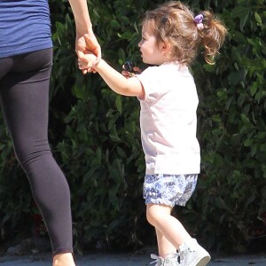 Mila Kunis enceinte se balade avec sa fille Wyatt Kutcher à Los Angeles le 28 septembre 2016. La petite Wyatt fêtera ses 2 ans le 1er octobre.