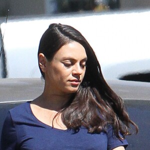 Mila Kunis enceinte se balade avec sa fille Wyatt Kutcher à Los Angeles le 28 septembre 2016. La petite Wyatt fêtera ses 2 ans le 1er octobre.