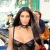 Kim Kardashian - La famille Kardashian se rend dans une boutique Armani pendant la fashion week à Paris le 29 septembre 2016.