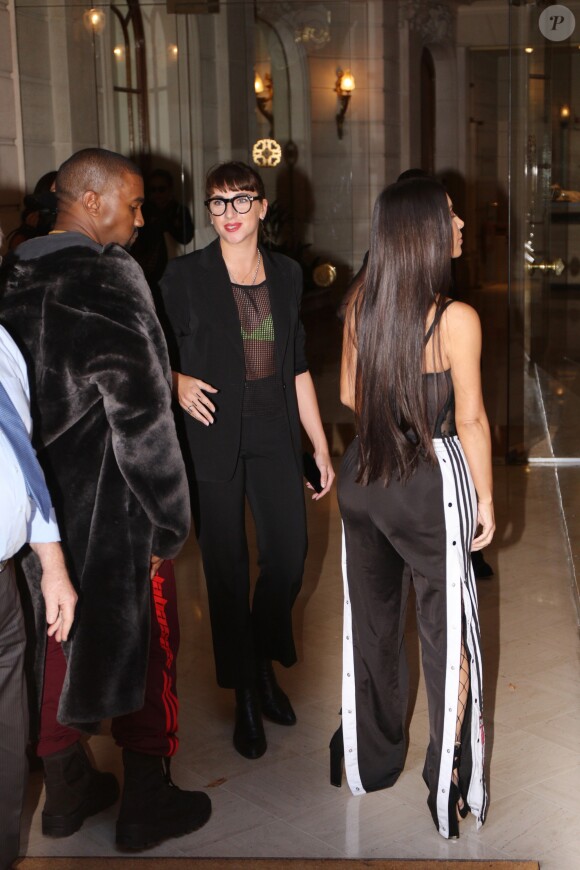 Kim Kardashian et Kanye West - La famille Kardashian se rend dans une boutique Armani pendant la fashion week à Paris le 29 septembre 2016.