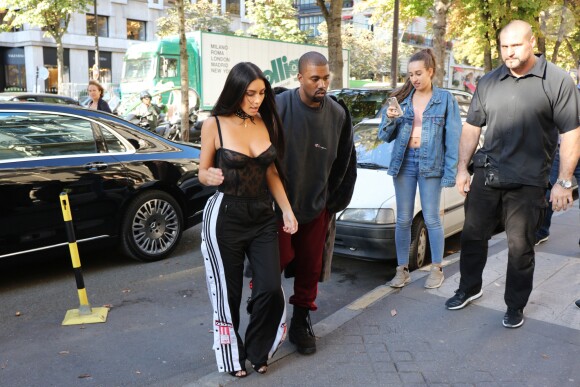 Kim Kardashian et Kanye West - La famille Kardashian se rend dans une boutique Armani pendant la fashion week à Paris le 29 septembre 2016.