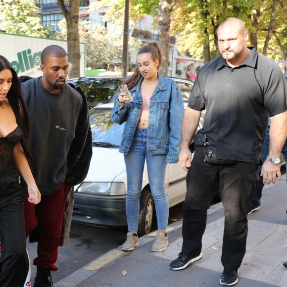 Kim Kardashian et Kanye West - La famille Kardashian se rend dans une boutique Armani pendant la fashion week à Paris le 29 septembre 2016.