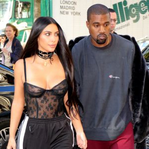 Kim Kardashian et Kanye West - La famille Kardashian se rend dans une boutique Armani pendant la fashion week à Paris le 29 septembre 2016.