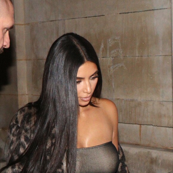 Kim Kardashian et son mari Kanye West quitten le défilé Off White collection printemps été 2017 à Paris le 29 septembre 2016