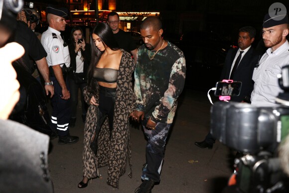 Kim Kardashian et son mari Kanye West arrivent au défilé Off White collection printemps été 2017 à Paris le 29 septembre 2016