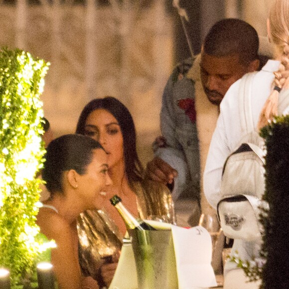 Kim Kardashian et Kanye West à l'after party du show Balmain avec Olivier Rousteing et Kourtney Kardashian au restaurant Loulou à Paris, le 30 septembre 2016