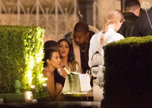 Kim Kardashian et Kanye West à l'after party du show Balmain avec Olivier Rousteing et Kourtney Kardashian au restaurant Loulou à Paris, le 30 septembre 2016