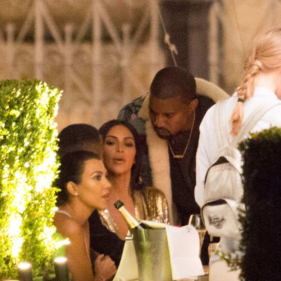 Kim Kardashian et Kanye West à l'after party du show Balmain avec Olivier Rousteing et Kourtney Kardashian au restaurant Loulou à Paris, le 30 septembre 2016