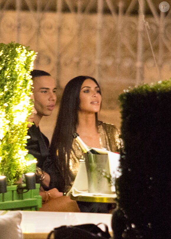 Kim Kardashian et Kanye West à l'after party du show Balmain avec Olivier Rousteing et Kourtney Kardashian au restaurant Loulou à Paris, le 30 septembre 2016