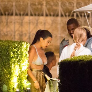 Kim Kardashian et Kanye West à l'after party du show Balmain avec Olivier Rousteing et Kourtney Kardashian au restaurant Loulou à Paris, le 30 septembre 2016