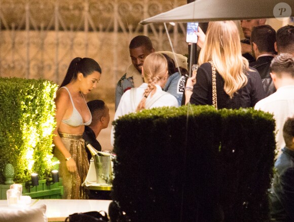 Kim Kardashian et Kanye West à l'after party du show Balmain avec Olivier Rousteing et Kourtney Kardashian au restaurant Loulou à Paris, le 30 septembre 2016