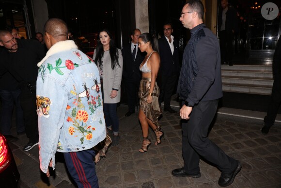 Exclusif - Kim Kardashian, Kanye West et Kourtney Kardashian quittent le restaurant "Le Costes" à Paris, le 29 septembre 2016.