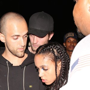 FKA twigs et Robert Pattinson quittent The Nice Guy, à l'issue de l'after-party privé du concert de Drake et Future. Los Angeles, le 29 septembre 2016.