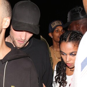 FKA twigs et Robert Pattinson quittent The Nice Guy, à l'issue de l'after-party privé du concert de Drake et Future. Los Angeles, le 29 septembre 2016.