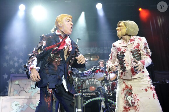 Exclusif - Marionnettes de Donald Trump et Hillary Clinton lors du concert de Alice Cooper à l'O2 Arena de Londres, le 18 juin 2016
