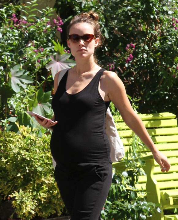 Olivia Wilde, enceinte, rejoint son compagnon Jason Sudeikis pour un déjeuner à New York, le 3 août 2016