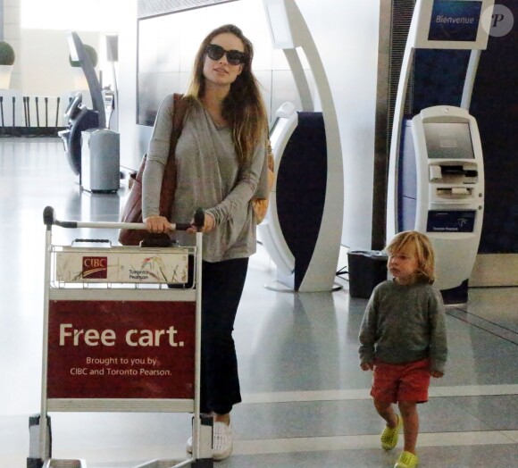 Olivia Wilde enceinte et son fils Otis Sudeikis, à l'aéroport de Pearson International à Toronto, le 13 septembre 2016