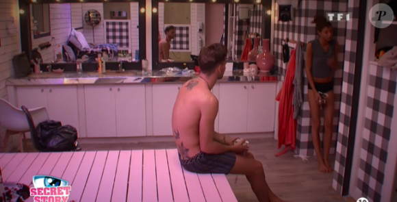 Mélanie fait une mise au point avec Bastien. Elle ne supporte plus qu'il soit proche d'Anaïs dans "Secret Story 10". Le 2 octobre 2016.