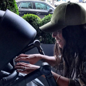 Amel Bent pose avec sa fille sur Instagram le 2 octobre 2016.