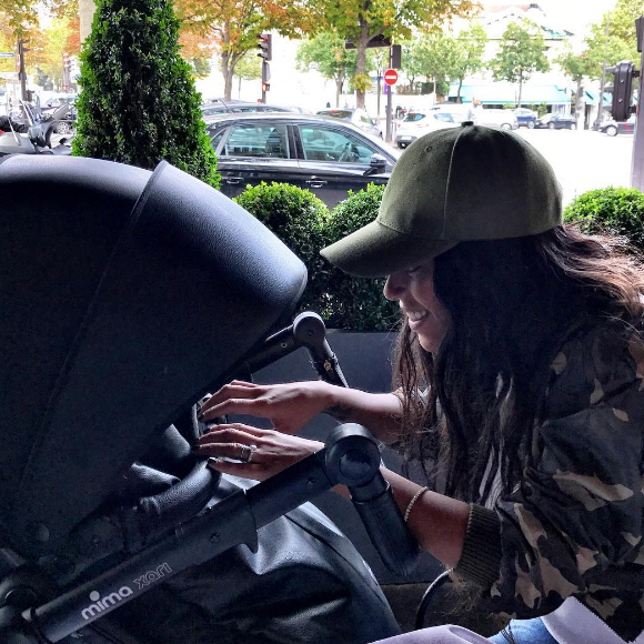 Amel Bent pose avec sa fille sur Instagram le 2 octobre 2016.