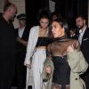 Kim Kardashian et Kendall Jenner sortant de la fête d'anniversaire de Mario Dedivanovic, maquilleur de Kim Kardashian au restaurant Kinu à Paris, le 1er octobre 2016