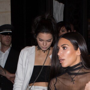 Kim Kardashian et Kendall Jenner sortant de la fête d'anniversaire de Mario Dedivanovic, maquilleur de Kim Kardashian au restaurant Kinu à Paris, le 1er octobre 2016