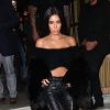Kim Kardashian sort avec sa sa soeur Kourtney Kardashian et des amies du restaurant Le Costes à Paris, le 30 septembre 2016.