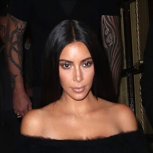 Kim Kardashian sort avec sa sa soeur Kourtney Kardashian et des amies du restaurant Le Costes à Paris, le 30 septembre 2016.