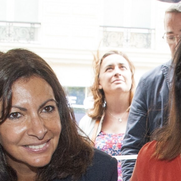 La maire de Paris Anne Hidalgo et la maire du 8e arrondissement Jeanne d'Hauteserre à l'inauguration du premier festival de drones sur les Champs-Elysées à Paris, France, le 4 septembre 2016.