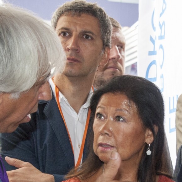 La maire de Paris Anne Hidalgo et la maire du 8e arrondissement Jeanne d'Hauteserre à l'inauguration du premier festival de drones sur les Champs-Elysées à Paris, France, le 4 septembre 2016.