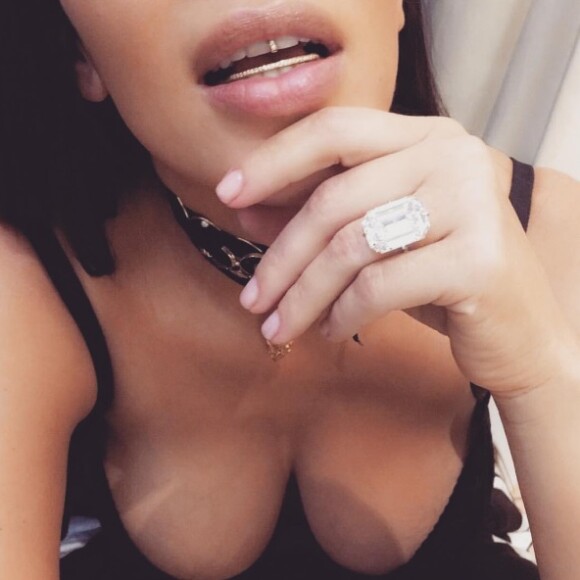 Kim Kardashian s'affichant avec sa bague de fiançailles sur une photo publiée sur Instagram le 30 septembre 2016