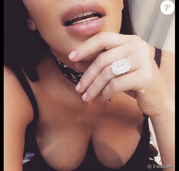 Kim Kardashian s'affichant avec sa bague de fiançailles sur une photo publiée sur Instagram le 30 septembre 2016