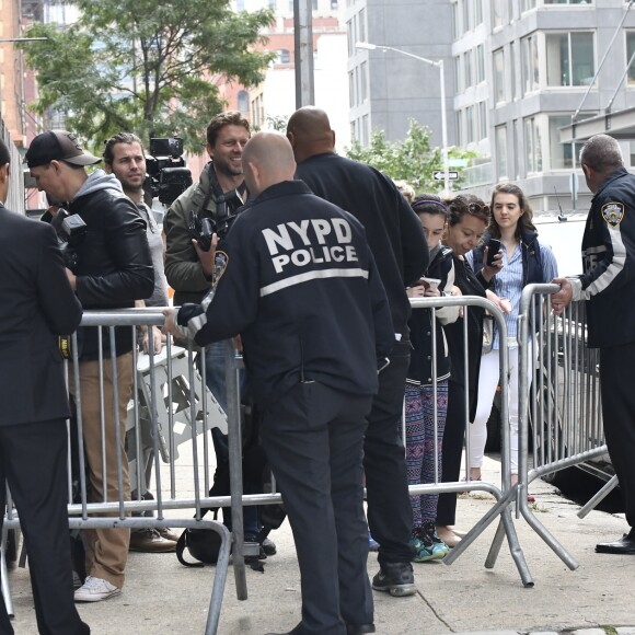 Kim Kardashian arrive à son appartement à New York le 3 octobre 2016. Elle est de retour de Paris où elle a été agressée et détroussée de 10 millions de dollars. Elle a quitté Paris en jet privé ce matin (le 3 octobre 2016) accompagnée de sa mère Kris Jenner. Son mari Kanye West est venu la chercher à l'aéroport Teterboro. 03/10/2016 - New York City