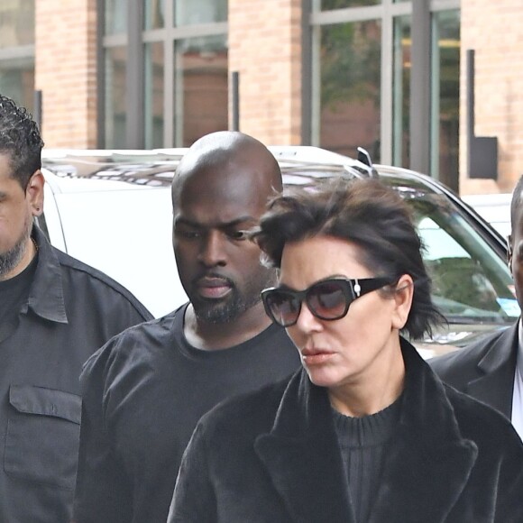 Kim Kardashian arrive à son appartement à New York le 3 octobre 2016. Elle est de retour de Paris où elle a été agressée et détroussée de 10 millions de dollars. Elle a quitté Paris en jet privé ce matin (le 3 octobre 2016) accompagnée de sa mère Kris Jenner. Son mari Kanye West est venu la chercher à l'aéroport Teterboro. 03/10/2016 - New York City