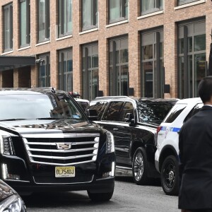 Kim Kardashian arrive à son appartement à New York le 3 octobre 2016. Elle est de retour de Paris où elle a été agressée et détroussée de 10 millions de dollars. Elle a quitté Paris en jet privé ce matin (le 3 octobre 2016) accompagnée de sa mère Kris Jenner. Son mari Kanye West est venu la chercher à l'aéroport Teterboro. 03/10/2016 - New York City