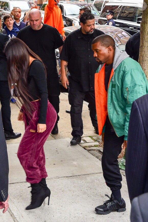 Kim Kardashian arrive à son appartement à New York le 3 octobre 2016. Elle est de retour de Paris où elle a été agressée et détroussée de 10 millions de dollars. Elle a quitté Paris en jet privé le 3 octobre au matin accompagnée de sa mère Kris Jenner. Son mari Kanye West est venu la chercher à l'aéroport Teterboro. 