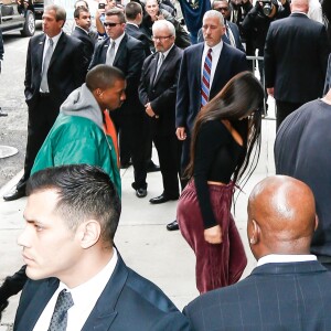 Kim Kardashian arrive à son appartement à New York le 3 octobre 2016. Elle est de retour de Paris où elle a été agressée et détroussée de 10 millions de dollars. Elle a quitté Paris en jet privé le 3 octobre au matin accompagnée de sa mère Kris Jenner. Son mari Kanye West est venu la chercher à l'aéroport Teterboro. 