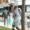 Exclusif - Malik, l'ex de Sarah Fraisou sort de Hôpital Simone Veil à Eaubonne le 26 septembre après avoir reçu une balle dans la jambe dans son bar à Chicha à Argenteuil.