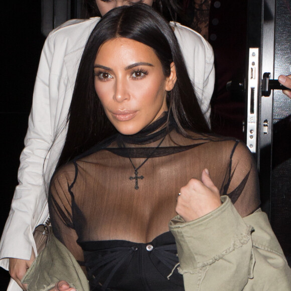 Kim Kardashian sort du restaurant Kinu à Paris, le 1er octobre 2016.
