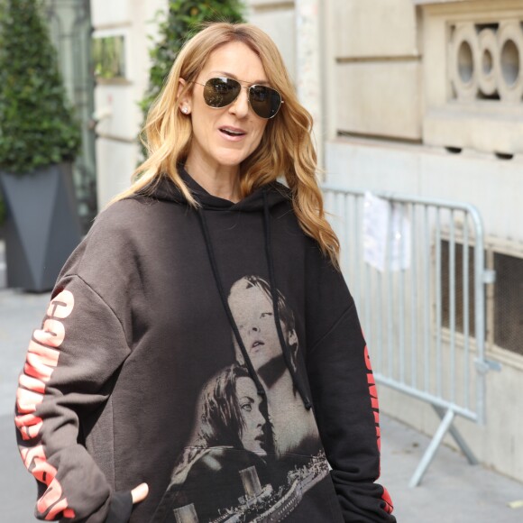 Céline Dion quitte son hôtel le Royal Monceau et et se rend à l'AccorHotels Arena pour y donner un concert à Paris le 8 juillet 2016