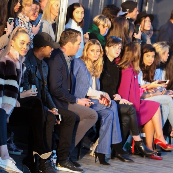Jasmine Sanders, son compagnon Terrence J et Olivia Palermo - Défilé Paul & Joe (collection prêt-à-porter printemps-été 2017) sur le Quai des Célestins. Paris, le 4 octobre 2016.