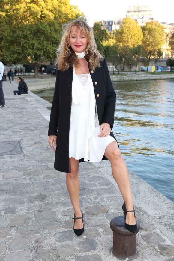 Julie Ferrier - Défilé Paul & Joe (collection prêt-à-porter printemps-été 2017) sur le Quai des Célestins. Paris, le 4 octobre 2016.