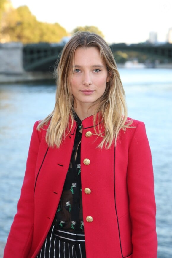 Ilona Smet - Défilé Paul & Joe (collection prêt-à-porter printemps-été 2017) sur le Quai des Célestins. Paris, le 4 octobre 2016.