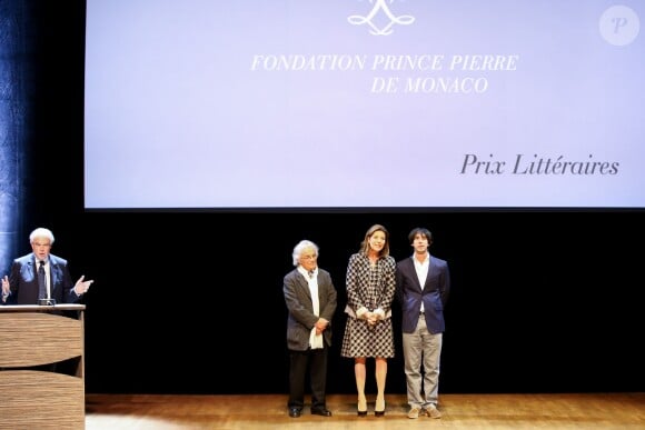 La princesse Caroline entourée d'Adonis et de Paul Greveillac, lauréats des prix littéraires, lors de la proclamation du palmarès 2016 de la Fondation Prince Pierre dans la salle de l'Opéra Garnier à Monaco le 4 octobre 2016. © Bruno Bebert/Bestimage