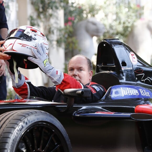 Le prince Albert II de Monaco lors de la présentation de la nouvelle monoplace de Formule E de Venturi au palais princier à Monaco le 26 septembre 2016. © Jean-Charles Vinaj / Pool Monaco / Bestimage