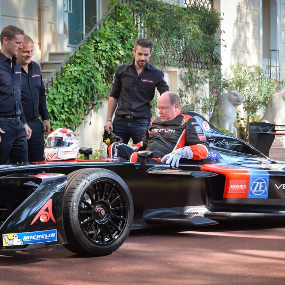 Venturi présente sa nouvelle formule E au prince Albert II de Monaco au palais princier le 26 septembre 2016. © Michael Alesi / Bestimage