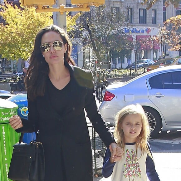 Brad Pitt et sa femme Angelina Jolie passent chez Barnes et Noble avec leurs enfants Vivienne et Knox à New York le 3 novembre 2015. © CPA/Bestimage