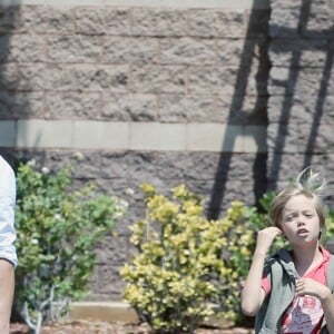 Exclusif - Brad Pitt et Angelina Jolie font du shopping avec leurs enfants Shiloh et Pax à Glendale. Le 10 juillet 2015