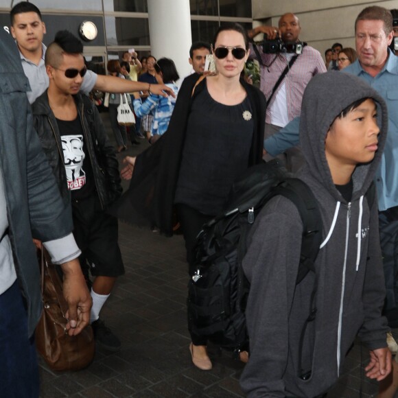 Brad Pitt et Angelina Jolie arrivent avec leurs enfants Maddox, Pax, Zahara, Shiloh, Vivienne et Knox à l'aéroport de LAX à Los Angeles, le 5 juillet 2015